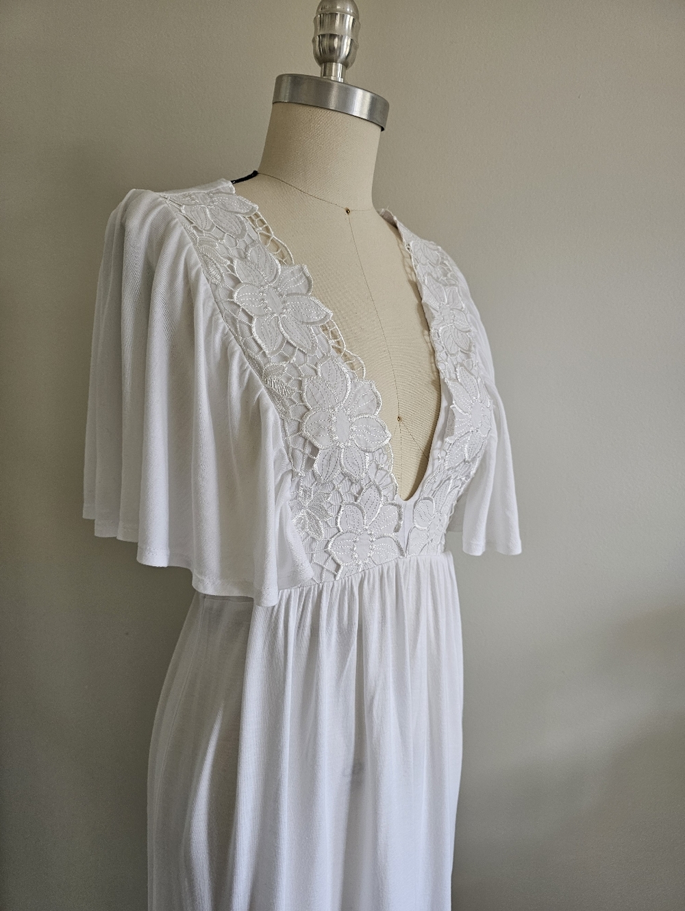 H&M white lace trimmed stretch jersey dress with flutter sleeves